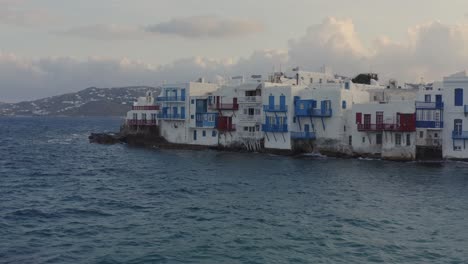 Little-Venice-Auf-Mykonos-Bei-Sonnenaufgang-Mit-Bunten-Wolken-Dahinter