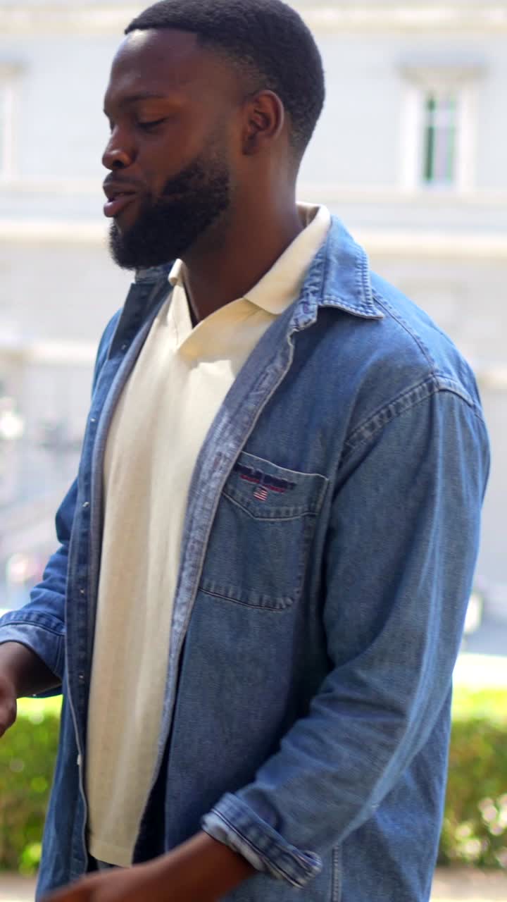 feliz pareja tomando un selfie