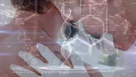 animación de procesamiento de datos y adn sobre un médico caucásico examinando a un paciente masculino