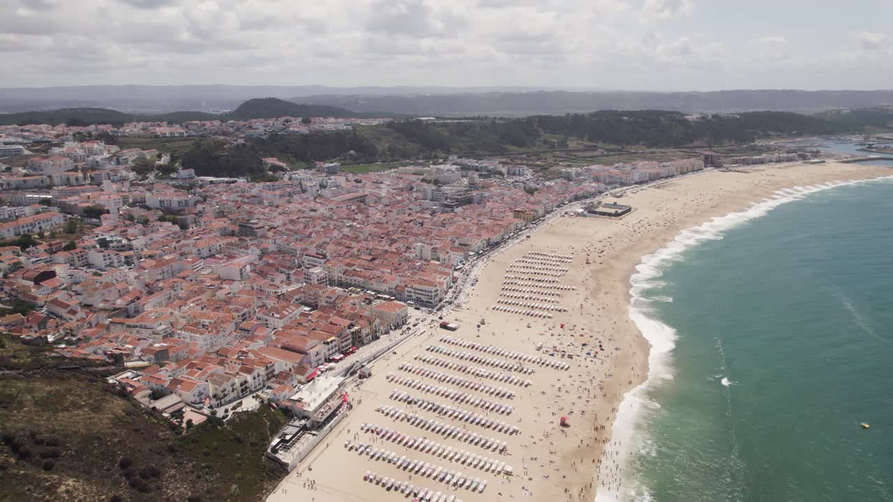 Veduta aerea circolare dell'ampia spiaggia di Nazarè