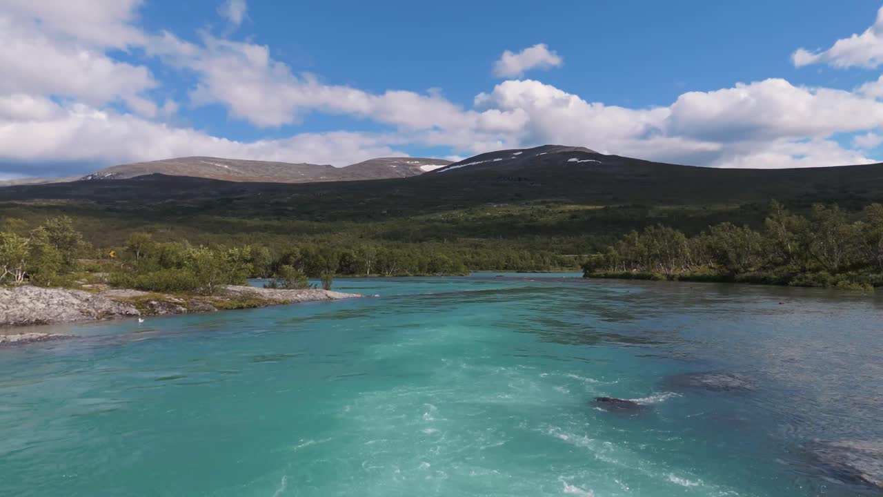 vista aérea de un río prístino que fluye a través de un paisaje exuberante en noruega, mostrando la belleza natural y la tranquilidad