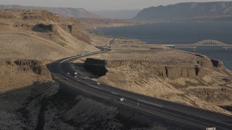 Drone-Vista-Aérea-Del-Río-Y-El-Puente