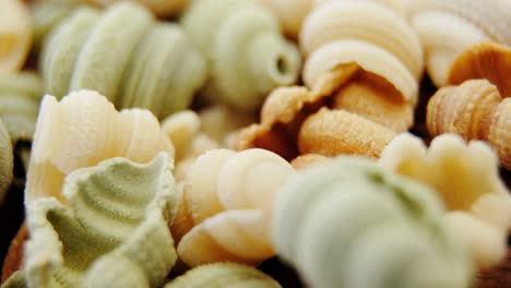 varias pastas de conchiglie sobre un fondo blanco