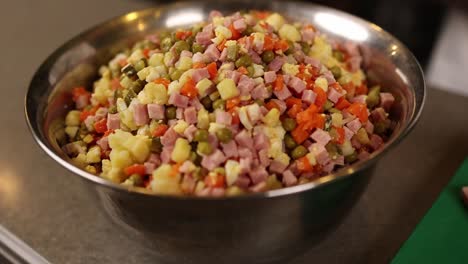 ensalada rusa en un cuenco de plata