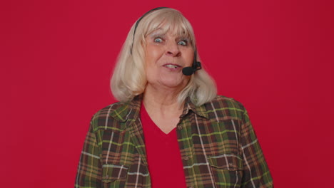 mujer de edad avanzada con auriculares trabajador independiente centro de llamadas o operador de servicio de apoyo línea de ayuda hablar