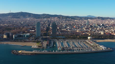 Luftaufnahme-Des-Olympischen-Hafens-In-Barcelona,-Spanien,-Sonniger-Tag,-Freizeitboote