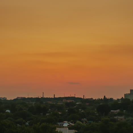 El-Sol-Se-Pone-Sobre-El-Horizonte-Las-Luces-De-Las-Casas-Se-Encienden