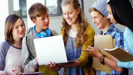 grupo de estudiantes que usan computadoras portátiles en el aula
