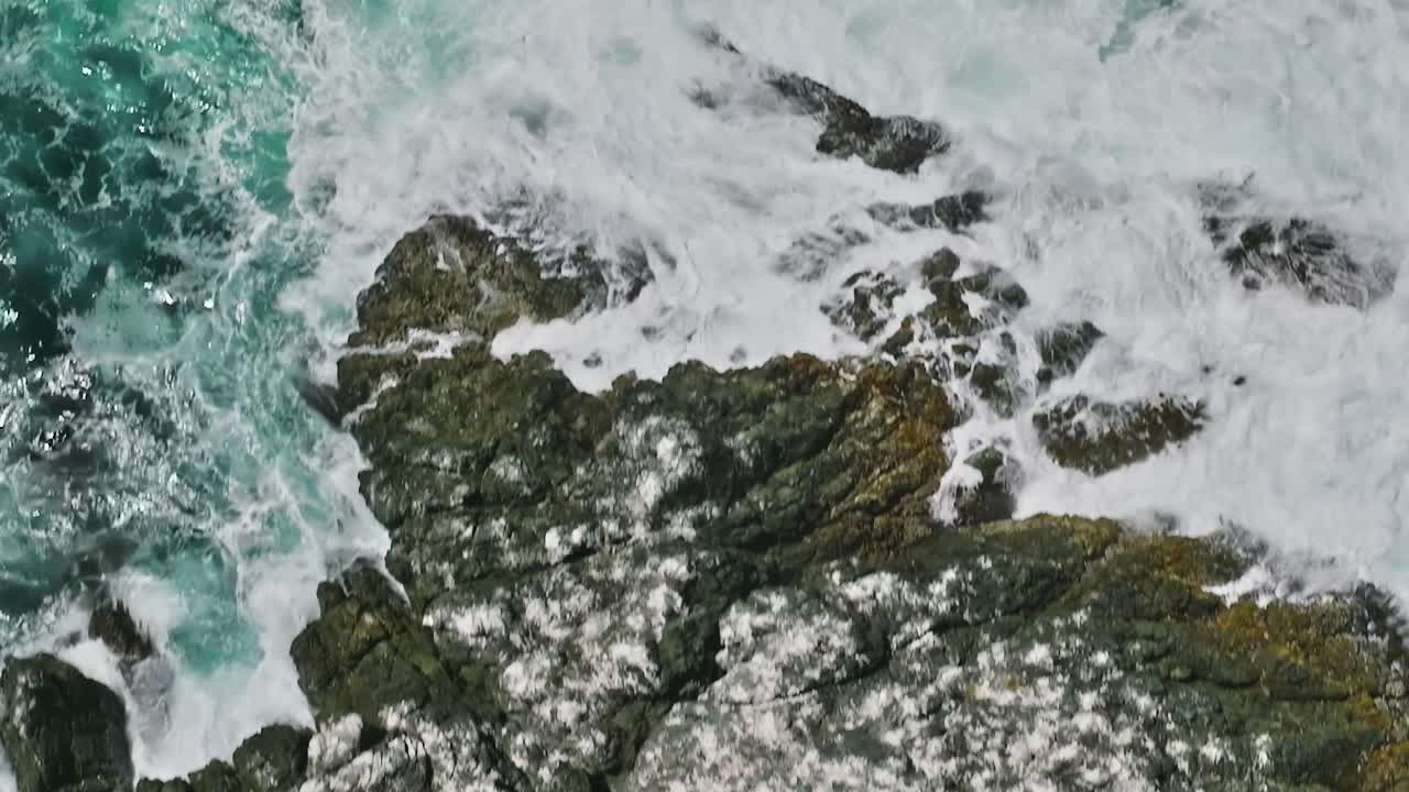 Veduta dall'alto di onde oceaniche e della costa in California.