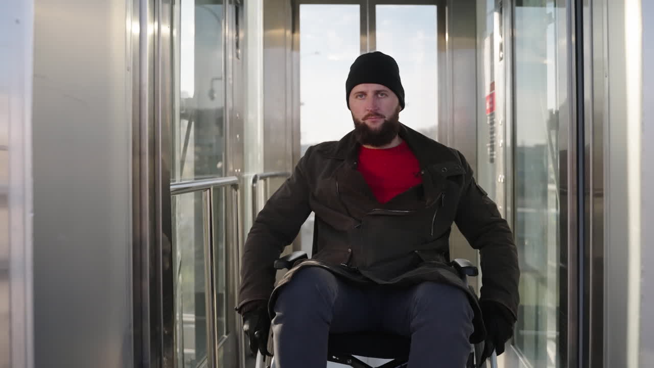 hombre en silla de ruedas en el ascensor