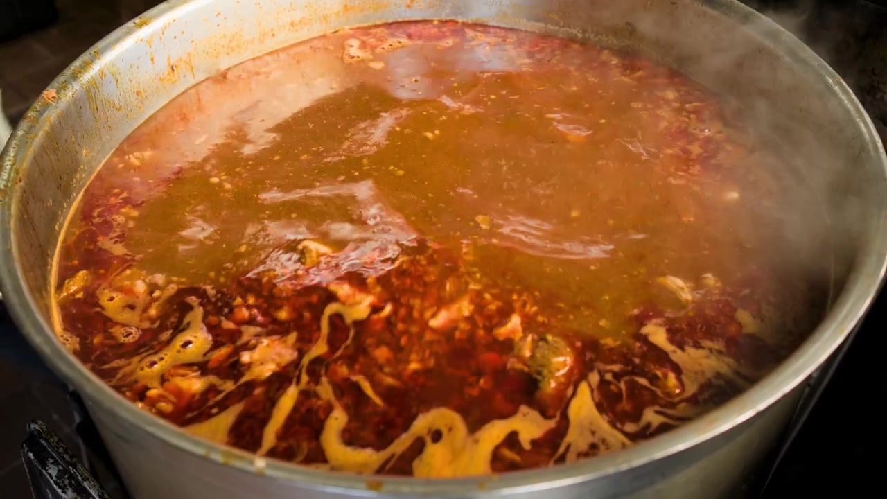 Filmato della preparazione della birria che mostra la zuppa di birria durante il tradizionale processo di cottura della birria messicana