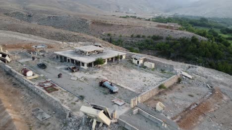 d'en haut, le complexe militaire de hesarak est clairement en ruines.