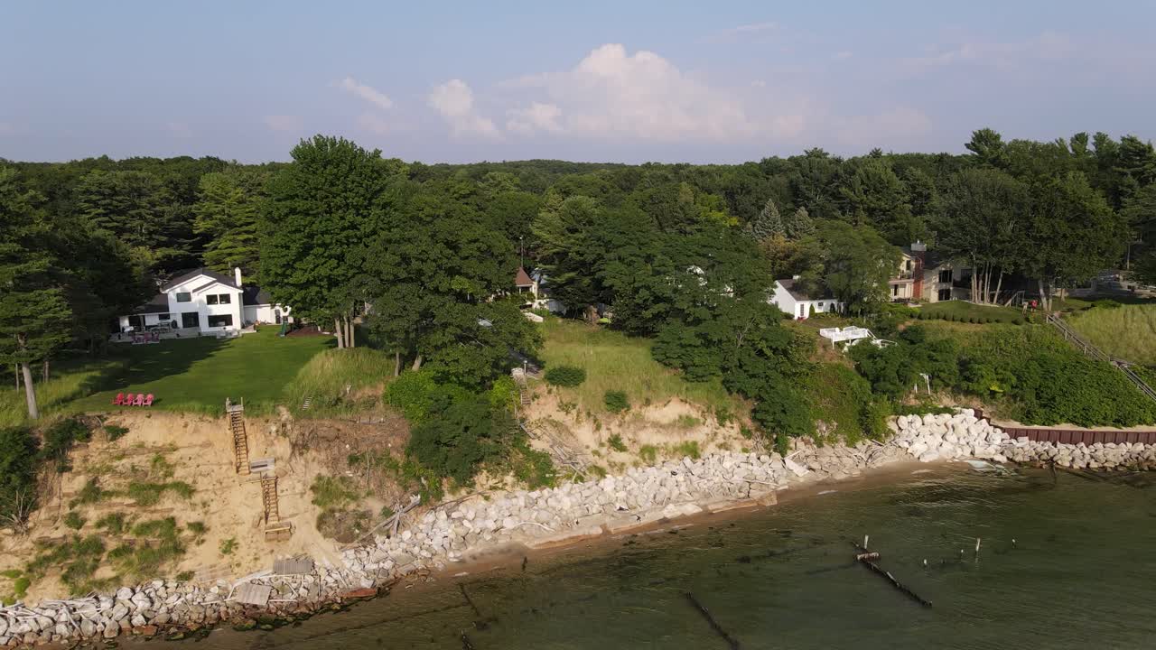 미시간 호수의 강화 침식 장벽의 높은 회전