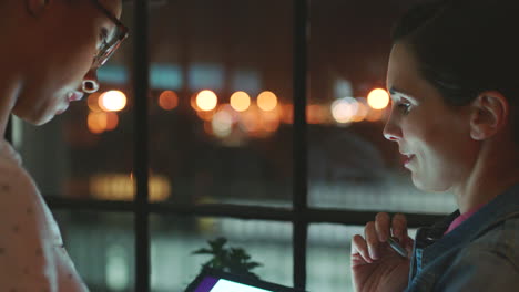 Business-women,-strategy-on-tablet-at-night