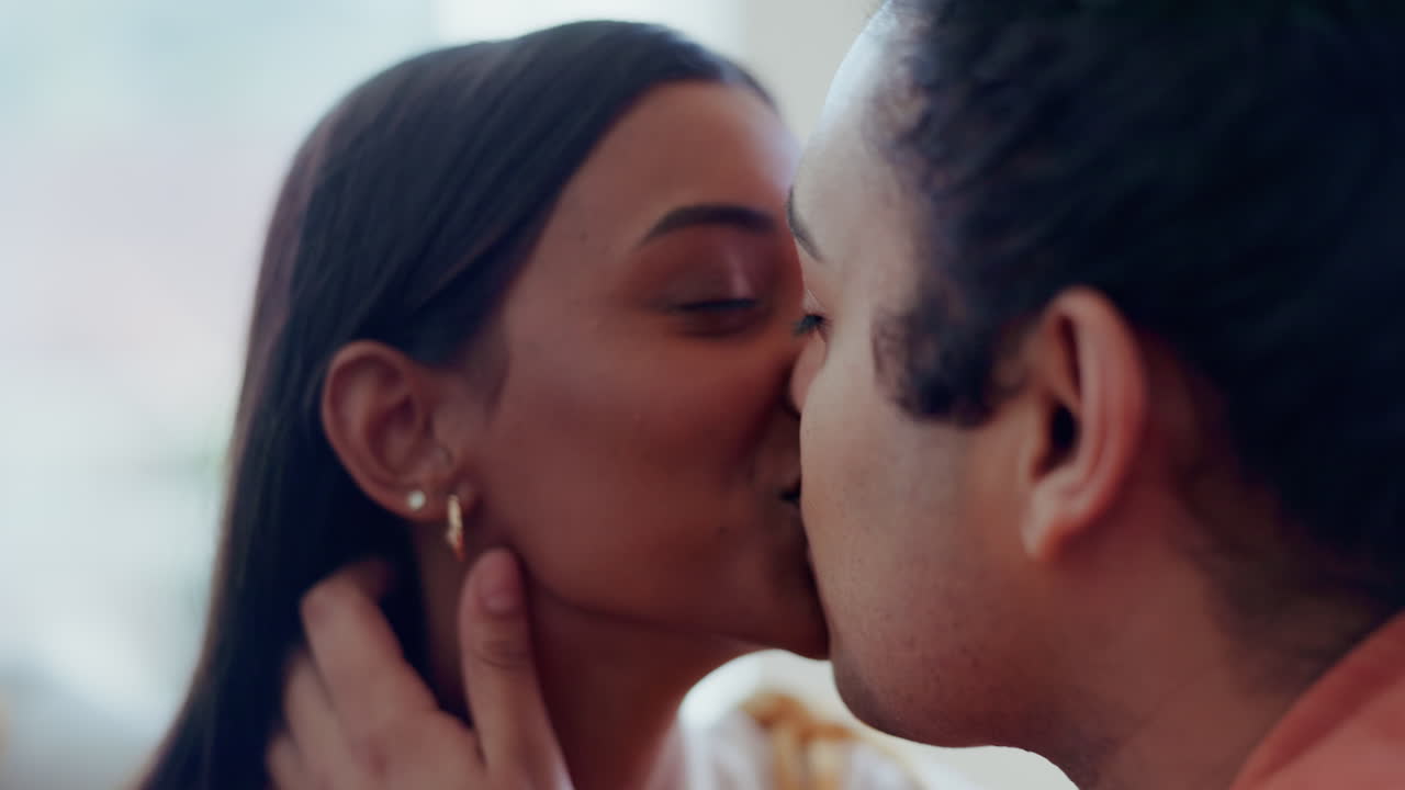 Viso, coppia e bacio d'amore