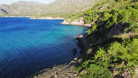 Vídeo-Drone-Dinámico-Y-Aéreo-De-Una-Costa-Rocosa-En-Mallorca