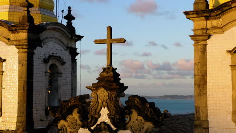 Vista-Aérea-De-La-Iglesia-De-Nosso-Senhor-Do-Bonfim,-La-Ciudad-Alrededor-Y-El-Océano-Al-Fondo,-El-Salvador,-Bahía,-Brasil