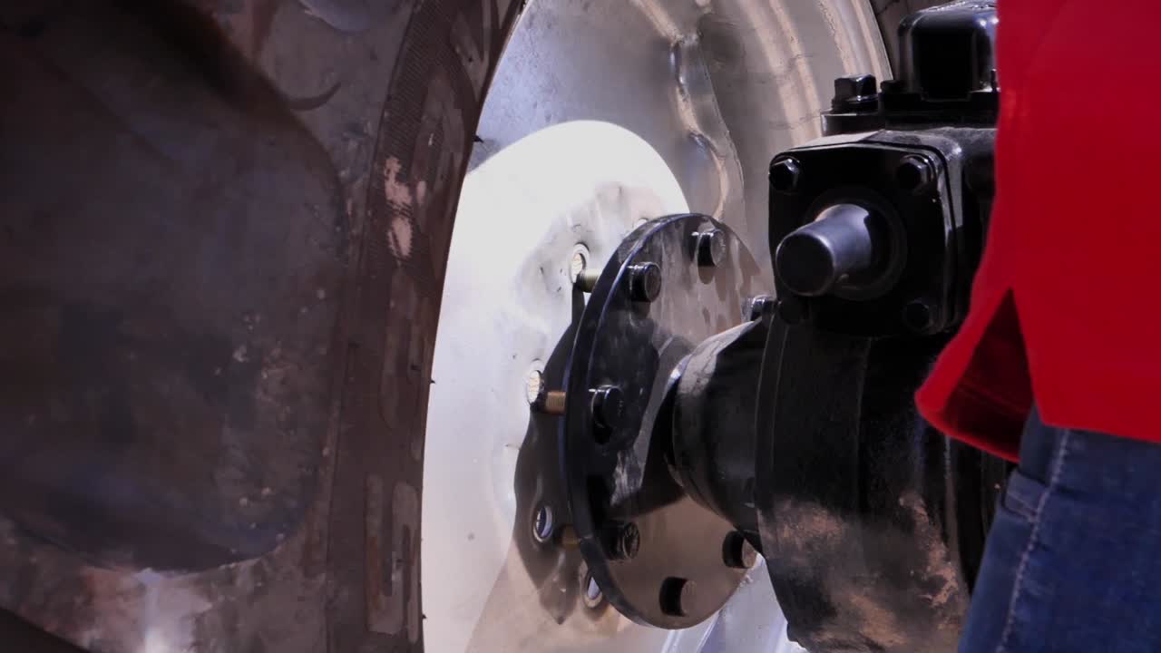 vista de cerca de la fijación de un neumático grande al sistema de riego de pivote central