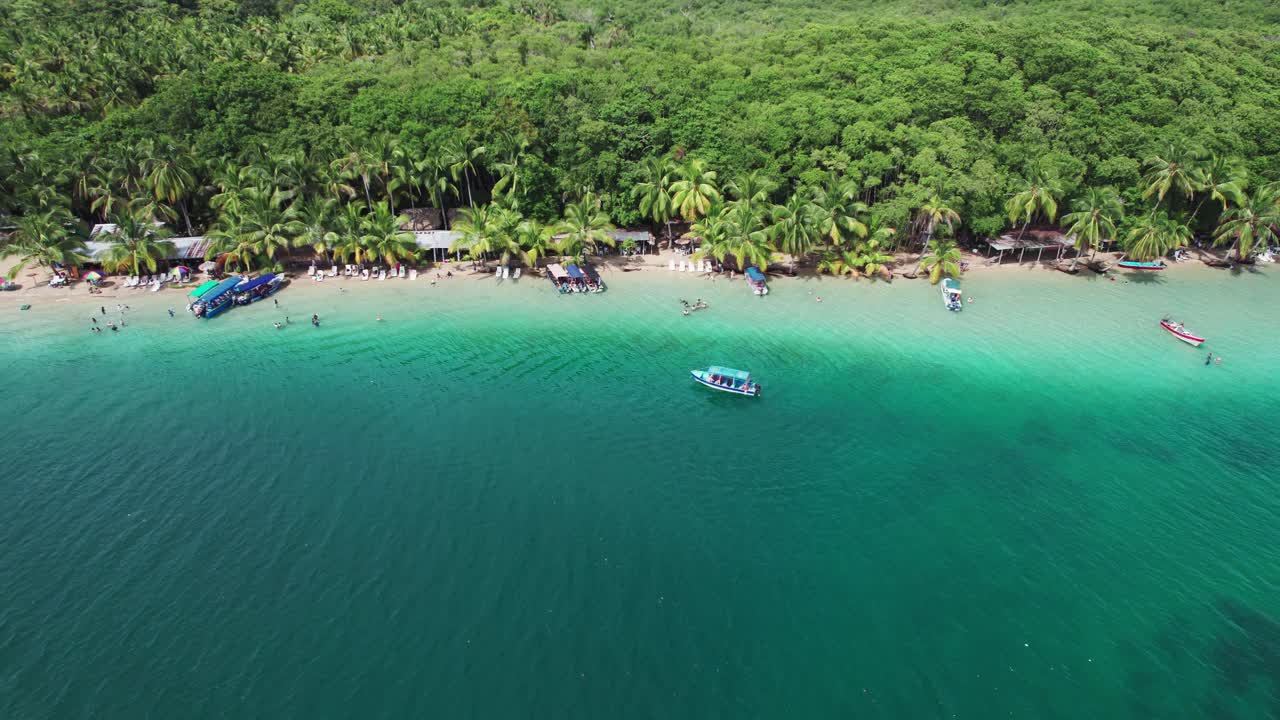 파나마의 보카스 델 토로 (bocas del toro) 에 있는 카리브 해에 위치한 에스트라 해변