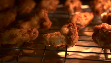 Hähnchenflügel-Im-Ofen-Braten,-Perfekt-Beschichtete-Southern-Wings-Mit-Gewürzen,-Chili-Und-Kräutern-Werden-Bei-Hoher-Temperatur-Im-Ofen-Gebacken