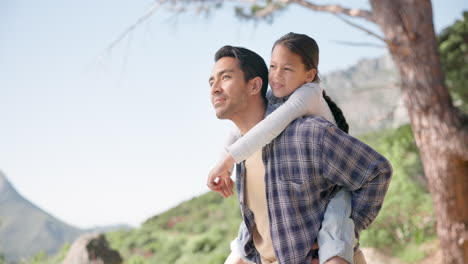 Al-Aire-Libre,-A-Cuestas-Y-Padre-Con-Niña