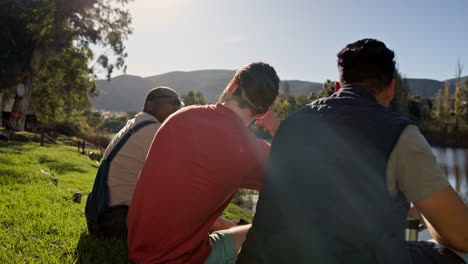 Naturaleza,-Conversación-Y-Amigos-Varones-Junto-Al-Lago