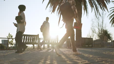 Gente,-Caminando-Y-Al-Aire-Libre-Con-Viaje-Matutino