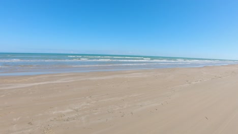 Punto-De-Vista-A-Través-De-La-Ventana-Del-Conductor-Mientras-Está-En-Una-Playa-Desolada-En-El-Lado-Del-Golfo-De-La-Isla-Del-Padre-Sur,-Texas