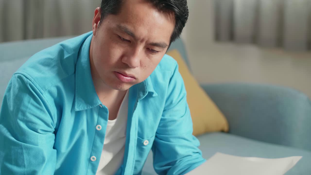 노트북을 들고 있는 아시아인 남자의 가까운 사진, 지폐를 보고 어서 버리죠.