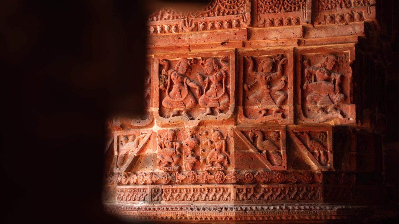 Il Tempio Madanmohan a Bishnupur è uno dei monumenti architettonici dell'arte in terracotta. Animali, Uccelli, Zaffiro Nero, 10 Avatar e altre storie mitologiche sono raffigurati nell'architettura.