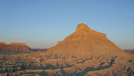 Imágenes-Aéreas-De-Drones-De-Butte-De-Fábrica-En-La-Hora-Dorada-Amanecer,-Atardecer-Con-Hermosas-Formaciones-Rocosas-En-Utah