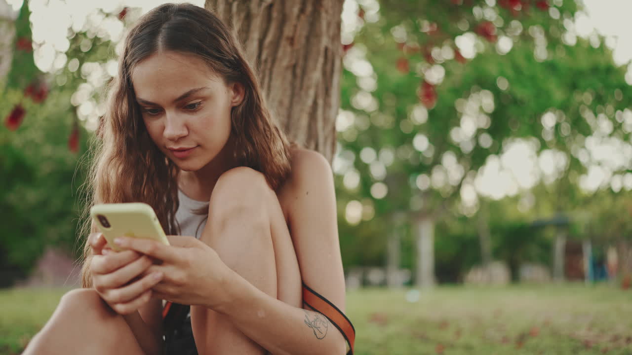Mujer joven, utilizar, teléfono, aire libre