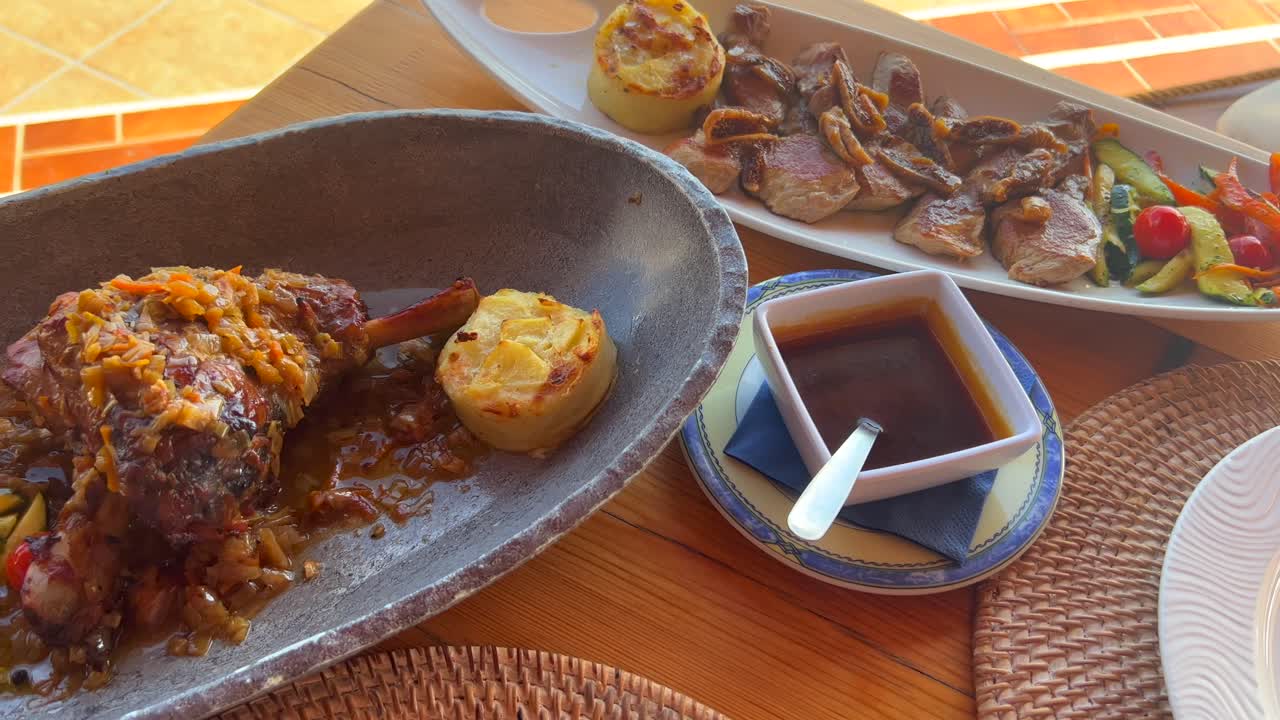 deliciosa pierna de cordero con verduras y patatas, sabroso filete en un restaurante de carne en españa, tiro de 4k