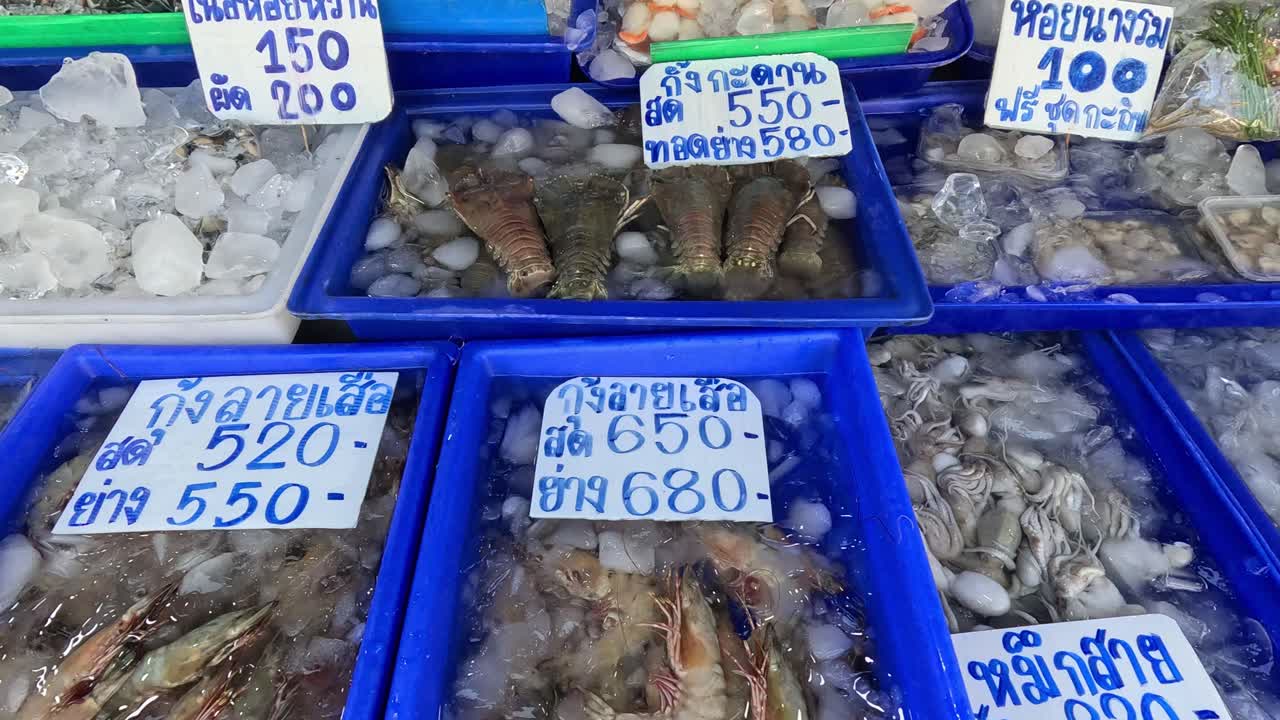 varios productos marinos para la venta en el mercado