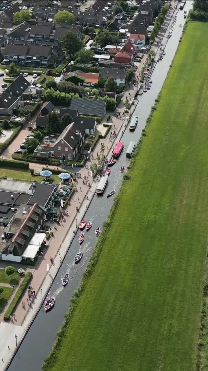 배 들 이 있는 네덜란드 운하 도시 의 공중 사진