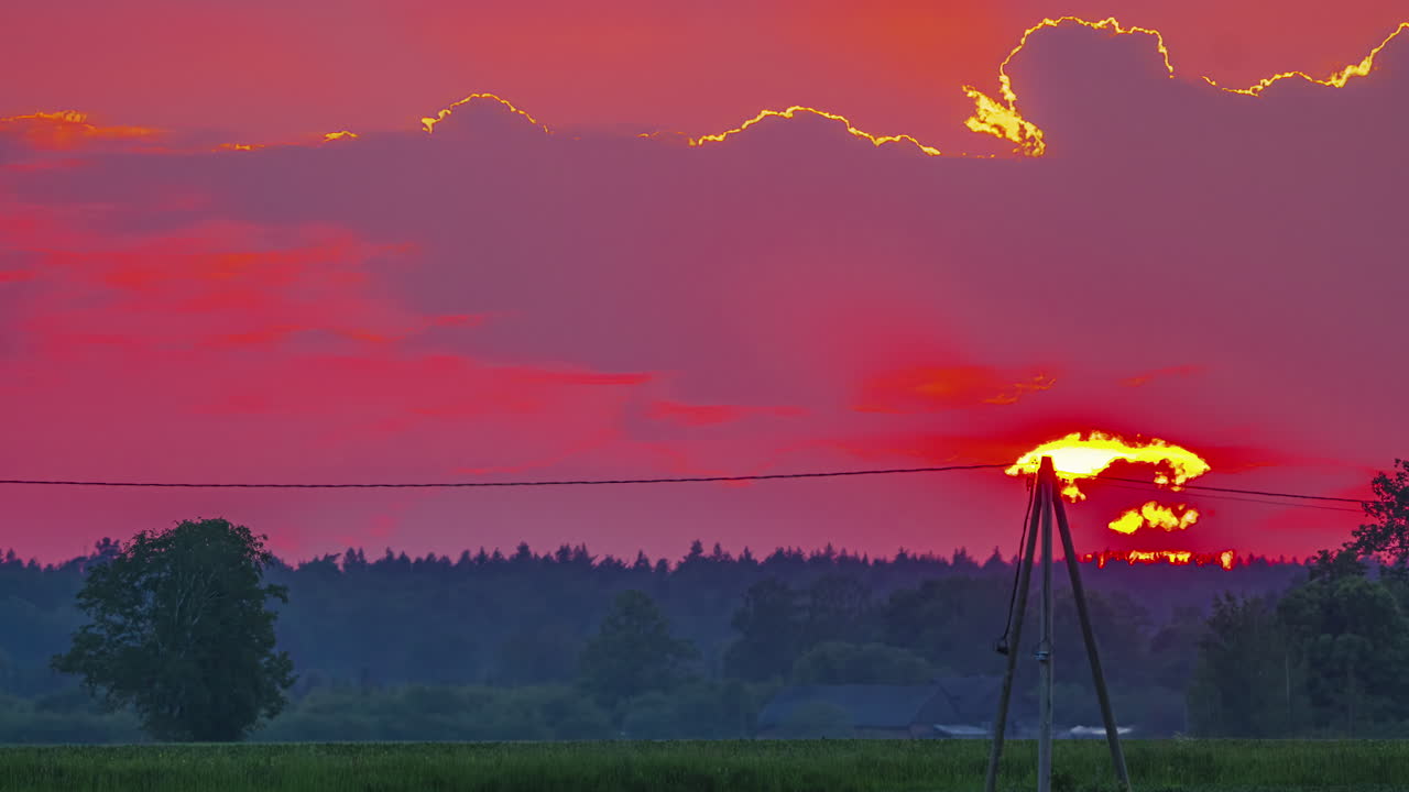 rojo, ardiente, zoom en el lapso de tiempo sobre un paisaje boscoso