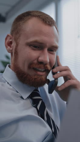 hombre de negocios en una llamada telefónica en la oficina