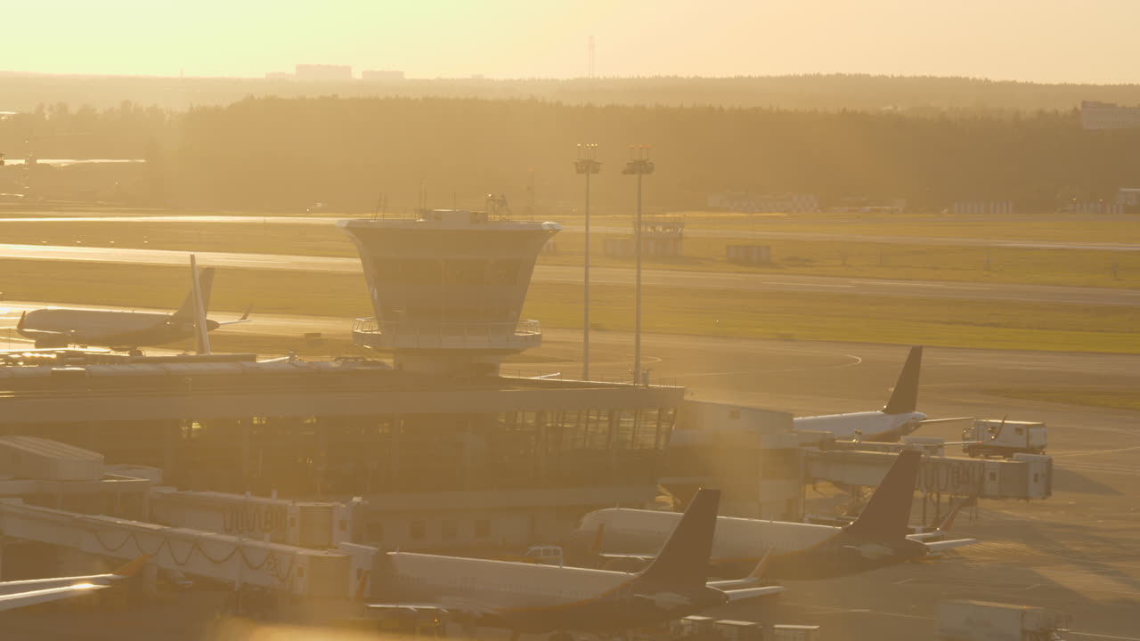 vista del aeropuerto a la cálida luz del atardecer