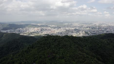 ciudad de guangzhou en china, vista aérea desde la montaña baiyun