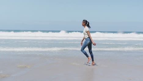 Afroamerikaner,-Der-Spaß-Am-Strand-Hat