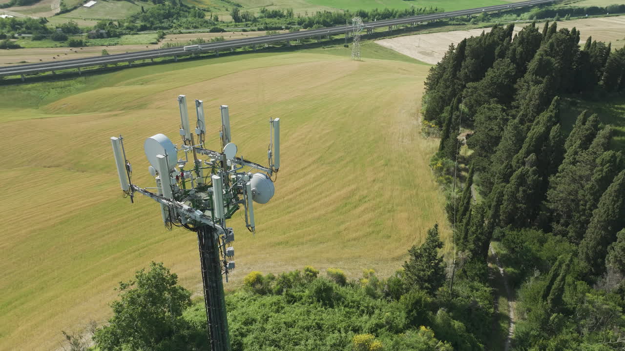 torre de comunicaciones en el campo exuberante, italia, vista aérea