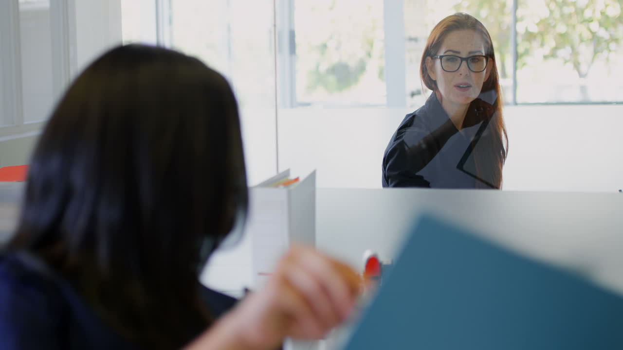 colegas mostrando pulgares hacia arriba el uno al otro 4k