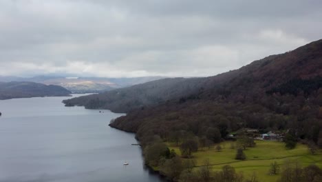 caí en el parque de la orilla del lago con impresionantes vistas a la montaña