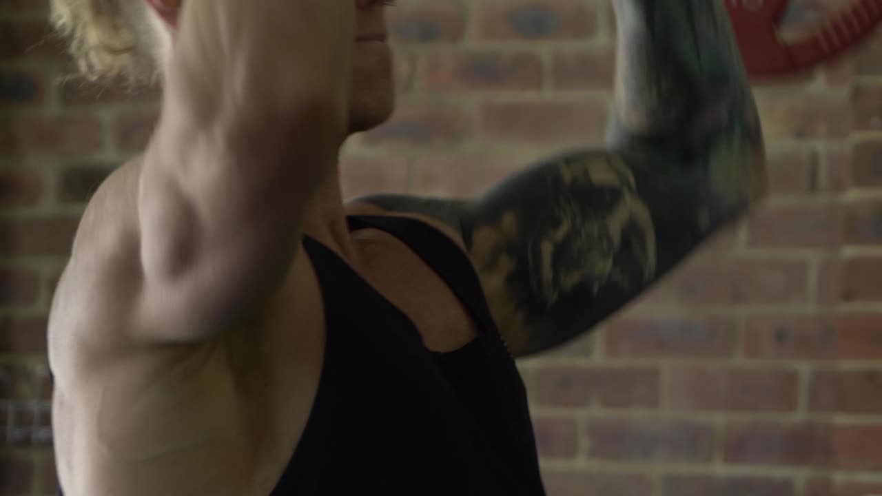 바벨 숄더 프레스 클로즈업을 운동하는 홈 체육관에서 근육질의 남자