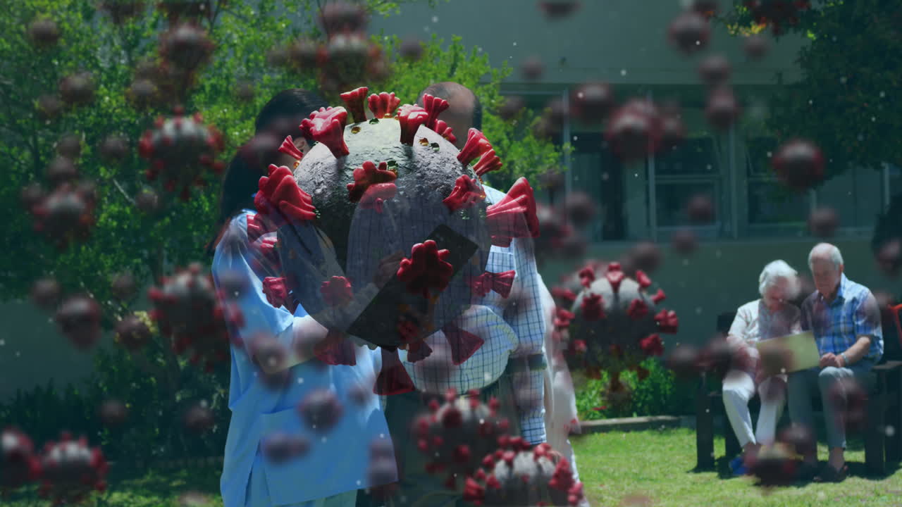 코로나19 세포에 대한 여성 의사가 고령 환자와 대화를 나누고 있습니다.