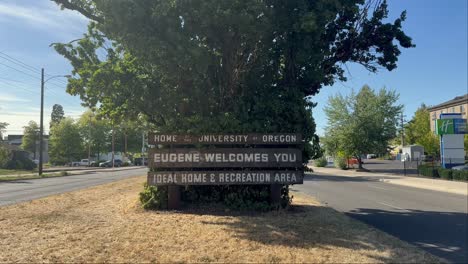 Wooden-welcome-sign-to-the-University-of-Oregon-on-the-side-of-the-road