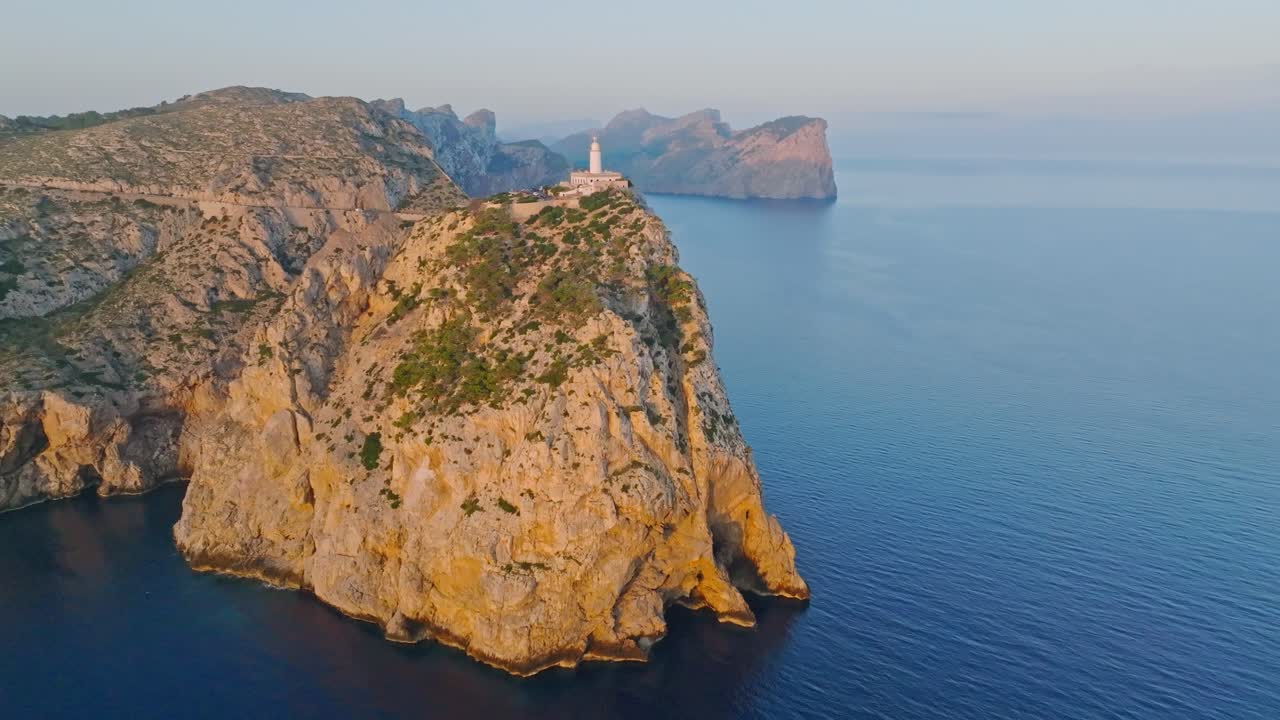 Faro di Formentor in cima al Monte Tramuntana visto da lontano