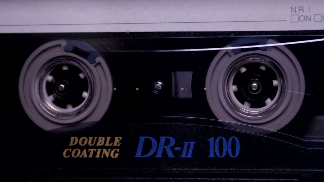 cassette de audio en el reproductor. primer plano