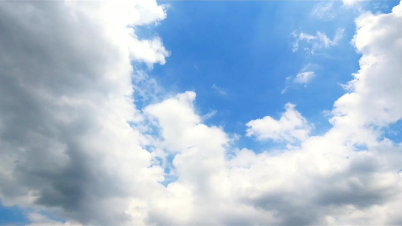 Timelapse di nuvole che si muovono attraverso un cielo azzurro limpido, catturando il movimento atmosferico naturale e il cambiamento del tempo in un paesaggio esterno tranquillo