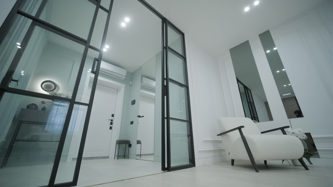 современный вход с стильными черными стеклянными дверями